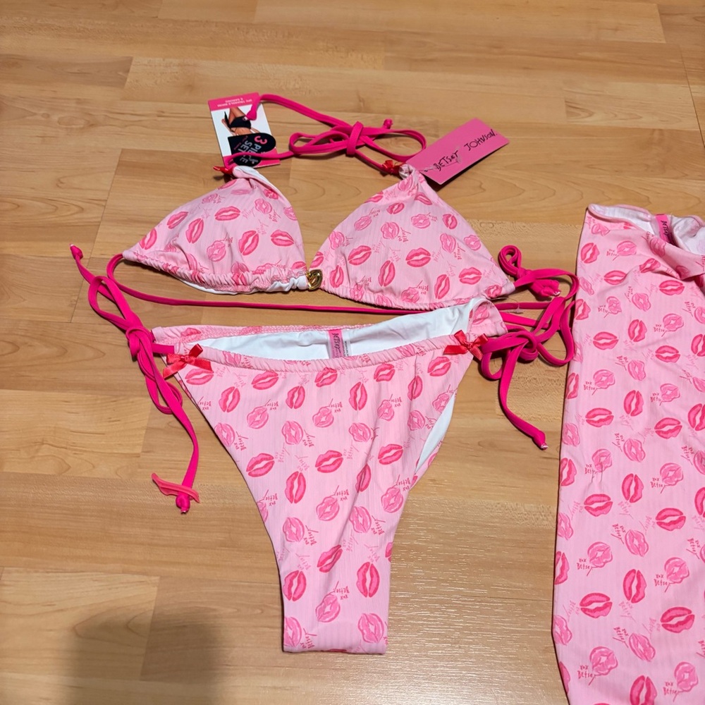 New Betsey Johnson Pink Lip-Print Bikini Set With Sarong Large - Picture 3 of 8